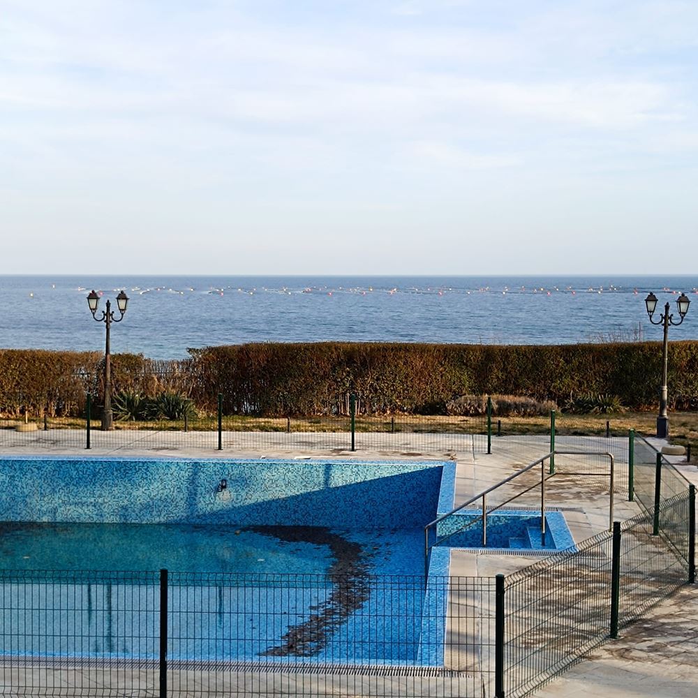 Apartament z jedną sypialnią na pierwszej linii w Rawdzie z panoramicznym widokiem na morze