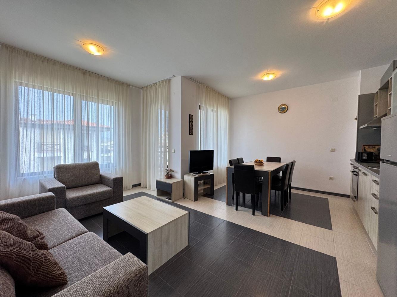 Apartament trzypokojowy z widokiem na morze i prywatną plażą w prestiżowym kompleksie w Czernomorcu