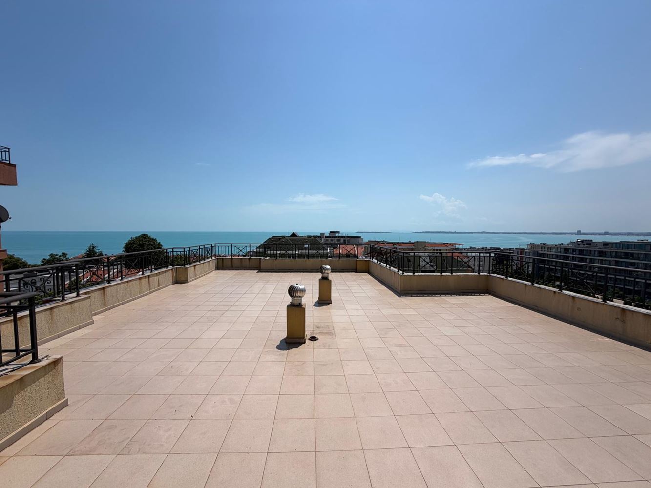 Przestronny apartament z dwiema sypialniami i panoramicznym widokiem na morze w Sveti Vlas