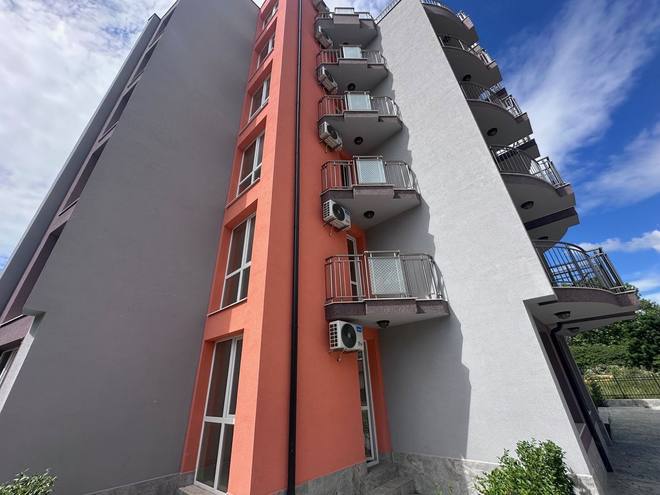 Nowe budownictwo w Słonecznym Brzegu - duży apartament z dwiema sypialniami bez miesięcznych opłat!