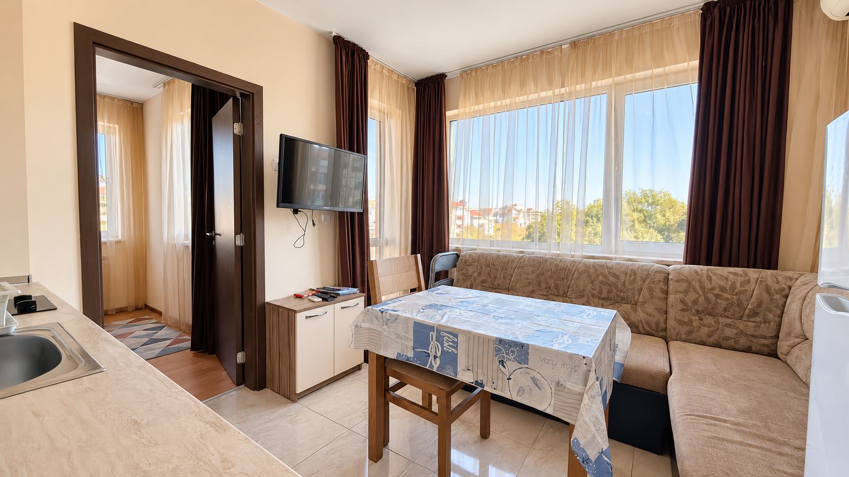 Przytulny, niewielki apartament z jedną sypialnią w kompleksie z basenem i całodobową ochroną