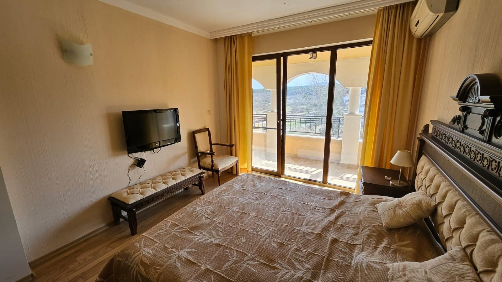 Przestronne mieszkanie z jedną sypialnią na pierwszej linii morza w Carewie z pełnym umeblowaniem