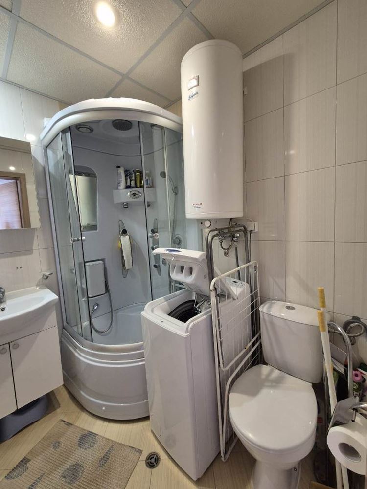 Luksusowe mieszkanie z jedną sypialnią i panoramicznym widokiem na morze w Świętym Własie – przestrzeń, komfort i prestiżowa lokalizacja