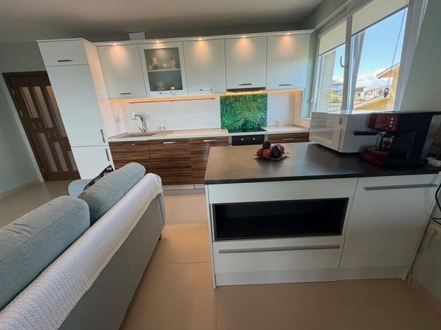 Przestronny apartament z 2 sypialniami w pierwszej linii brzegowej z frontalnym panoramicznym widokiem na morze