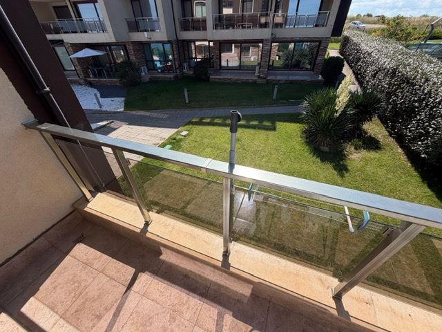 Przestronny apartament z 2 sypialniami w pierwszej linii brzegowej z frontalnym panoramicznym widokiem na morze
