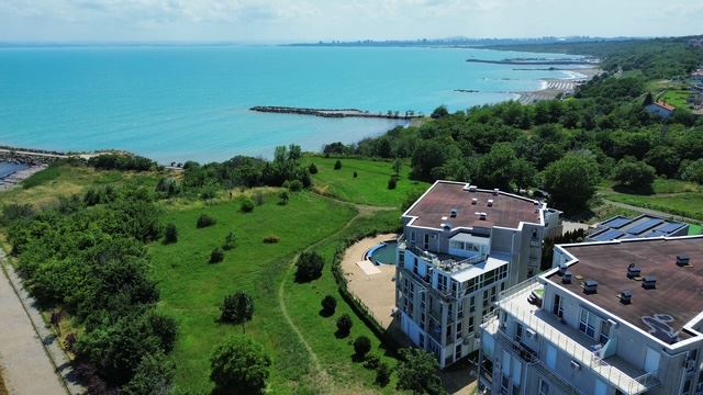 Dwupokojowe mieszkanie w pierwszej linii w Sarafowie – komfort, styl i morska atmosfera w kompleksie