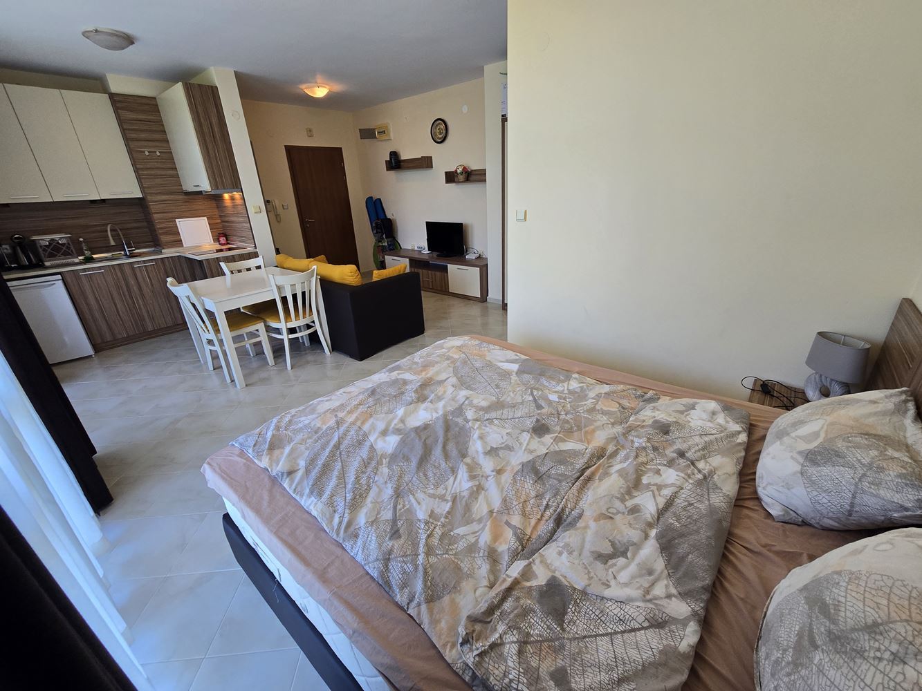 Słoneczny Brzeg – przestronne studio z doskonałym potencjałem do przebudowy na mały apartament z jedną sypialnią