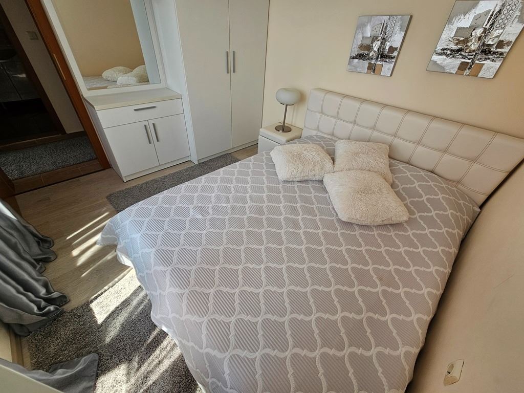 Luksusowy apartament panoramiczny na pierwszej linii morza z dwiema sypialniami i ogromnym tarasem