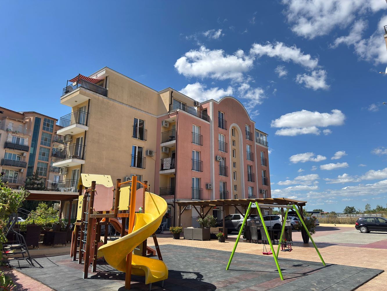 Doskonały apartament z jedną sypialnią z niską opłatą za utrzymanie w Słonecznym Brzegu – gotowy do zamieszkania
