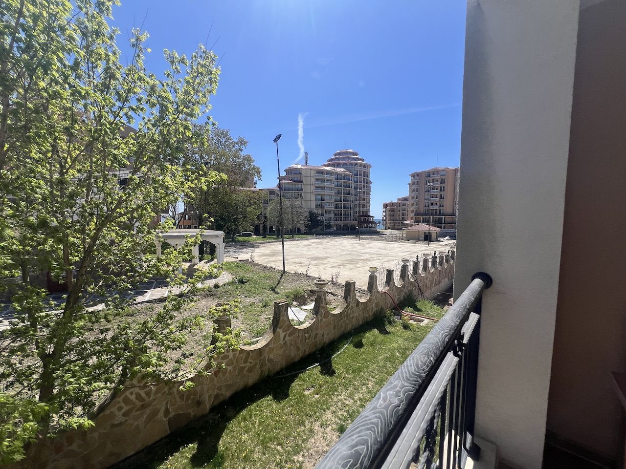 Przytulne studio w sercu Elenite – zaledwie kilka minut od plaży, w zamkniętym kompleksie z basenem i doskonałymi udogodnieniami