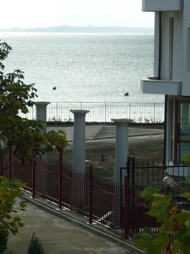  W pełni umeblowane mieszkanie z jedną sypialnią na pierwszej linii brzegowej z widokiem na morze w Elenite