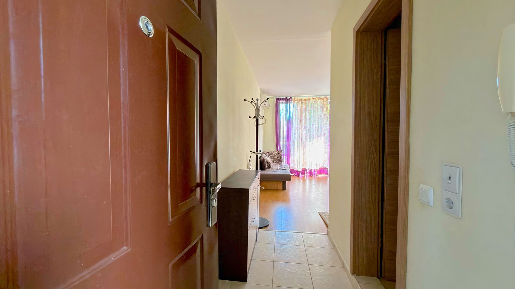 Przestronne studio z tarasem w nowoczesnym kompleksie w Słonecznym Brzegu – komfort i rozrywka w odległości krótkiego spaceru od morza