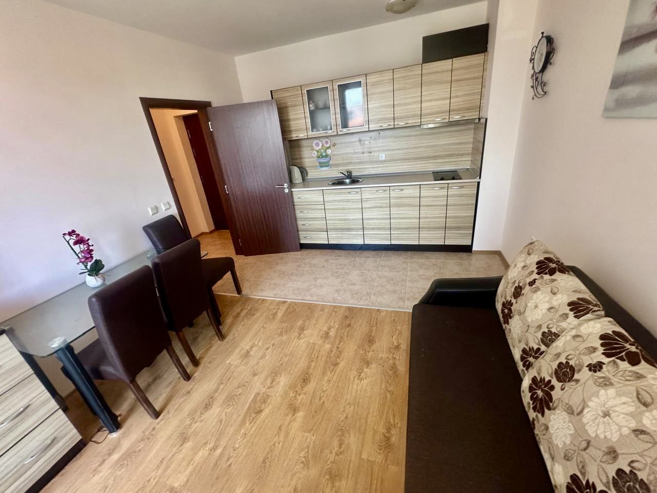 Przestronny apartament z jedną sypialnią z widokiem na zielony dziedziniec w Nessebarze