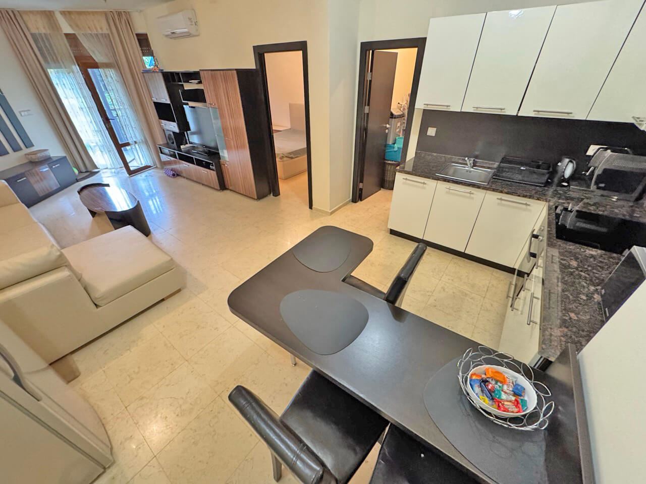 Elegancki apartament z jedną sypialnią na pierwszej linii brzegowej w Sweti Własie z bezpośrednim wyjściem do ogrodu i basenu