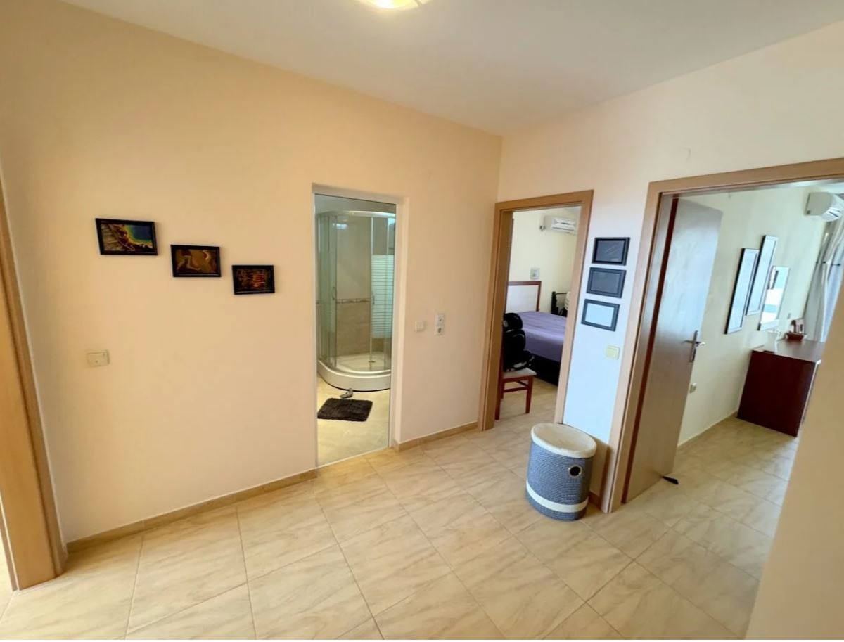 Apartament z dwiema sypialniami w Sveti Vlas – panoramiczne widoki i komfort w zamkniętym kompleksie