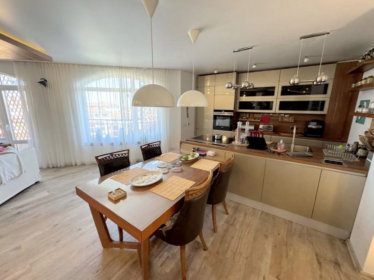 Apartament z dwoma sypialniami w prestiżowym kompleksie zamkniętym w Świętym Własie – pierwsza linia komfortu i natury