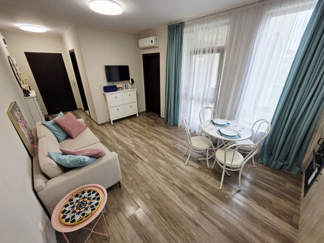 Morski komfort z własnym ogrodem – mieszkanie z jedną sypialnią kilka kroków od plaży w Świętym Własie
