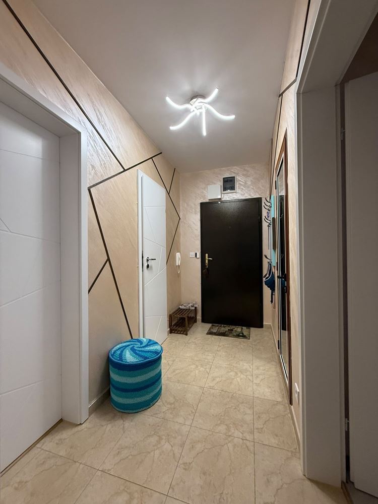 Duże mieszkanie z dwiema sypialniami naprzeciwko Sanatorium w Pomorie – trzy tarasy, garderoba i dwie łazienki
