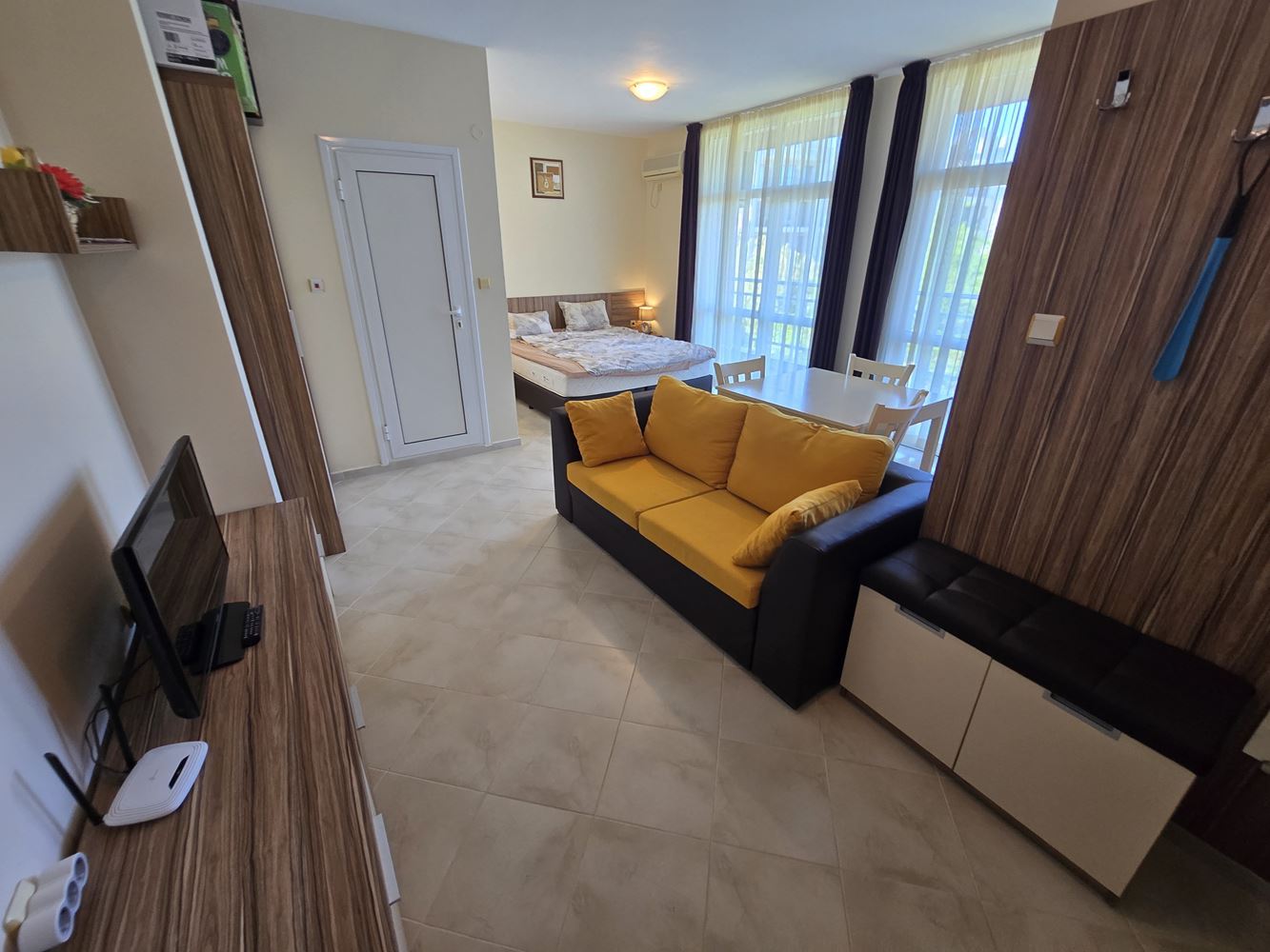 Słoneczny Brzeg – przestronne studio z doskonałym potencjałem do przebudowy na mały apartament z jedną sypialnią