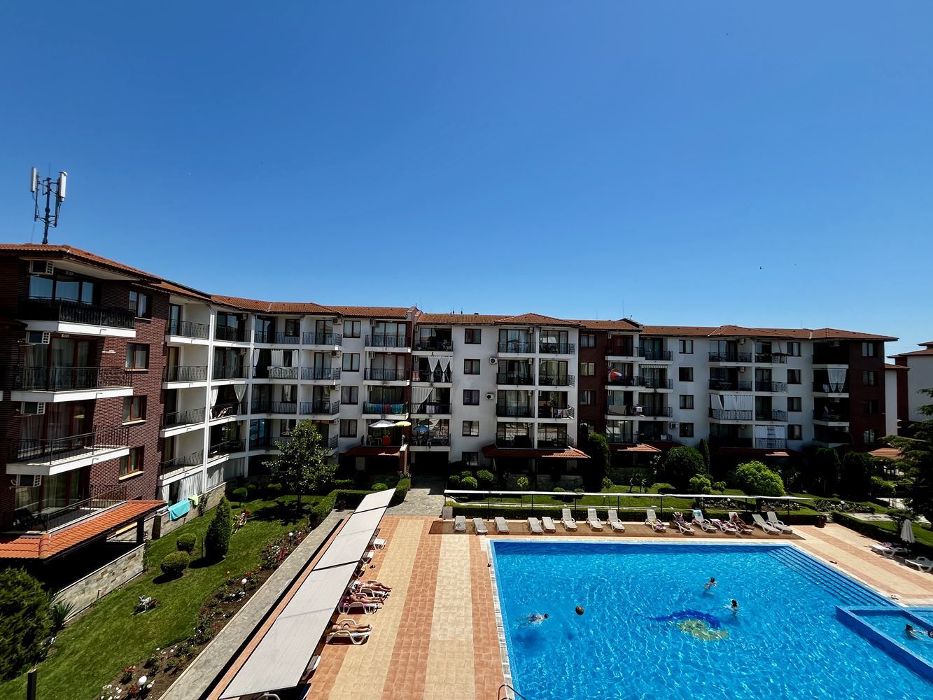 Morski komfort i spokój w pobliżu Nesebyru! Umeblowany apartament z jedną sypialnią z widokiem na basen w luksusowym zamkniętym kompleksie