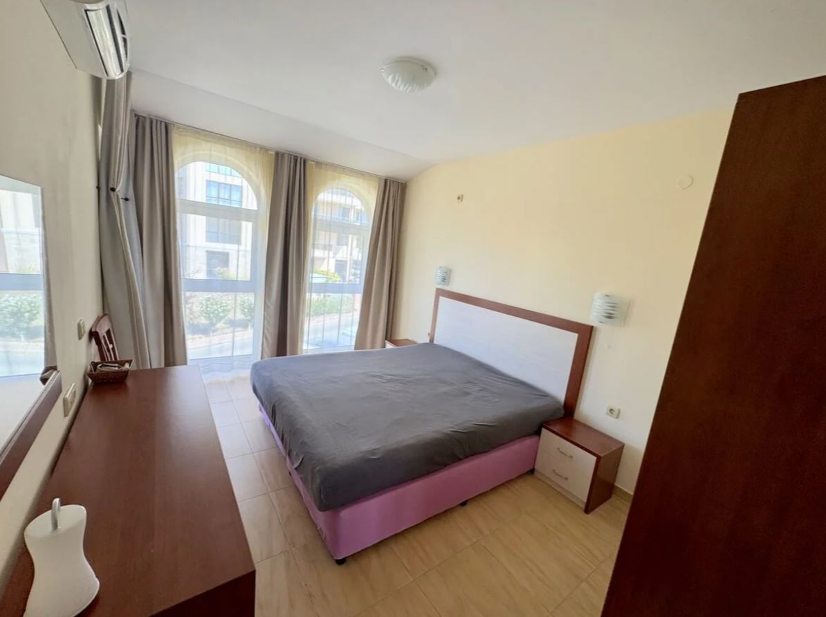 Apartament z dwiema sypialniami w Sveti Vlas – panoramiczne widoki i komfort w zamkniętym kompleksie