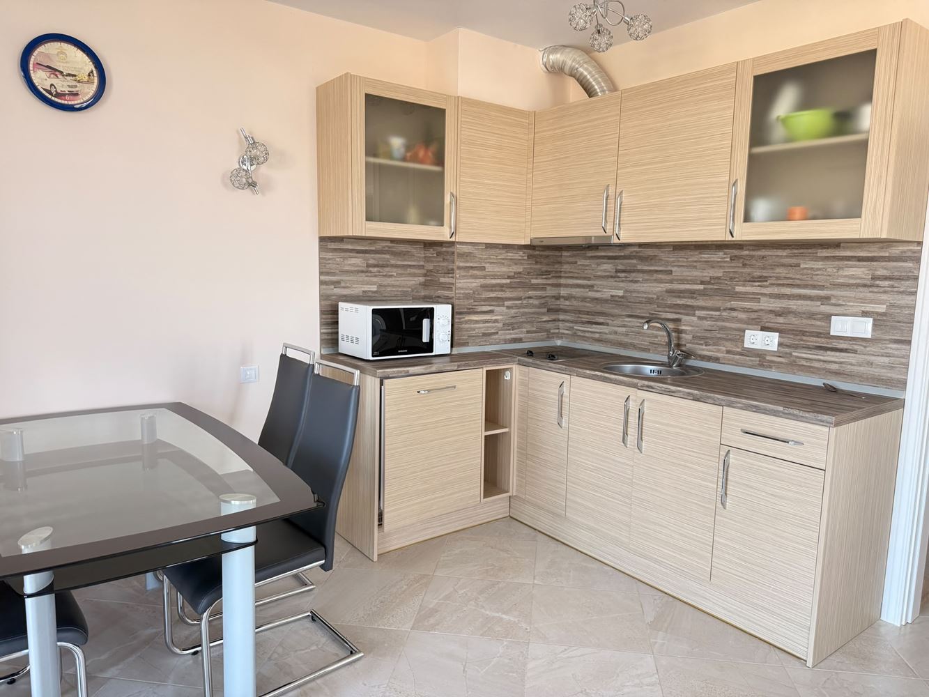 Apartament w pierwszej linii brzegowej z widokiem na morze – w pełni umeblowana nieruchomość w kompleksie w stylu śródziemnomorskim