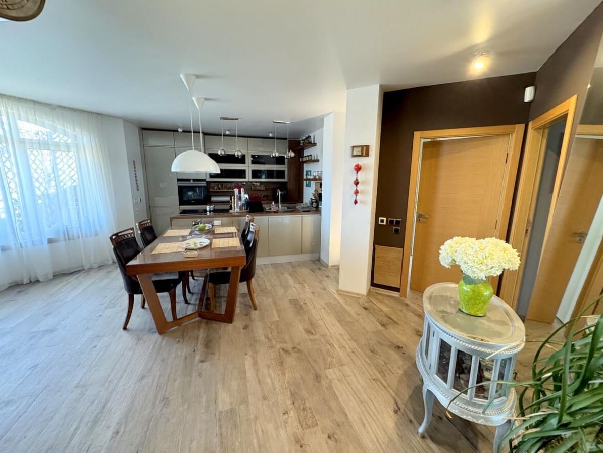 Apartament z dwoma sypialniami w prestiżowym kompleksie zamkniętym w Świętym Własie – pierwsza linia komfortu i natury