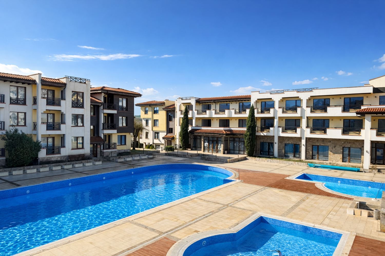 Apartament trzypokojowy z widokiem na morze i prywatną plażą w prestiżowym kompleksie w Czernomorcu
