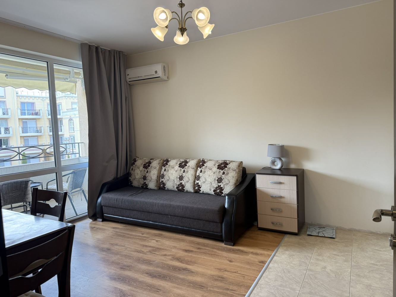 Stylowe mieszkanie z jedną sypialnią w nowoczesnym kompleksie w Rawdzie – doskonała inwestycja blisko morza