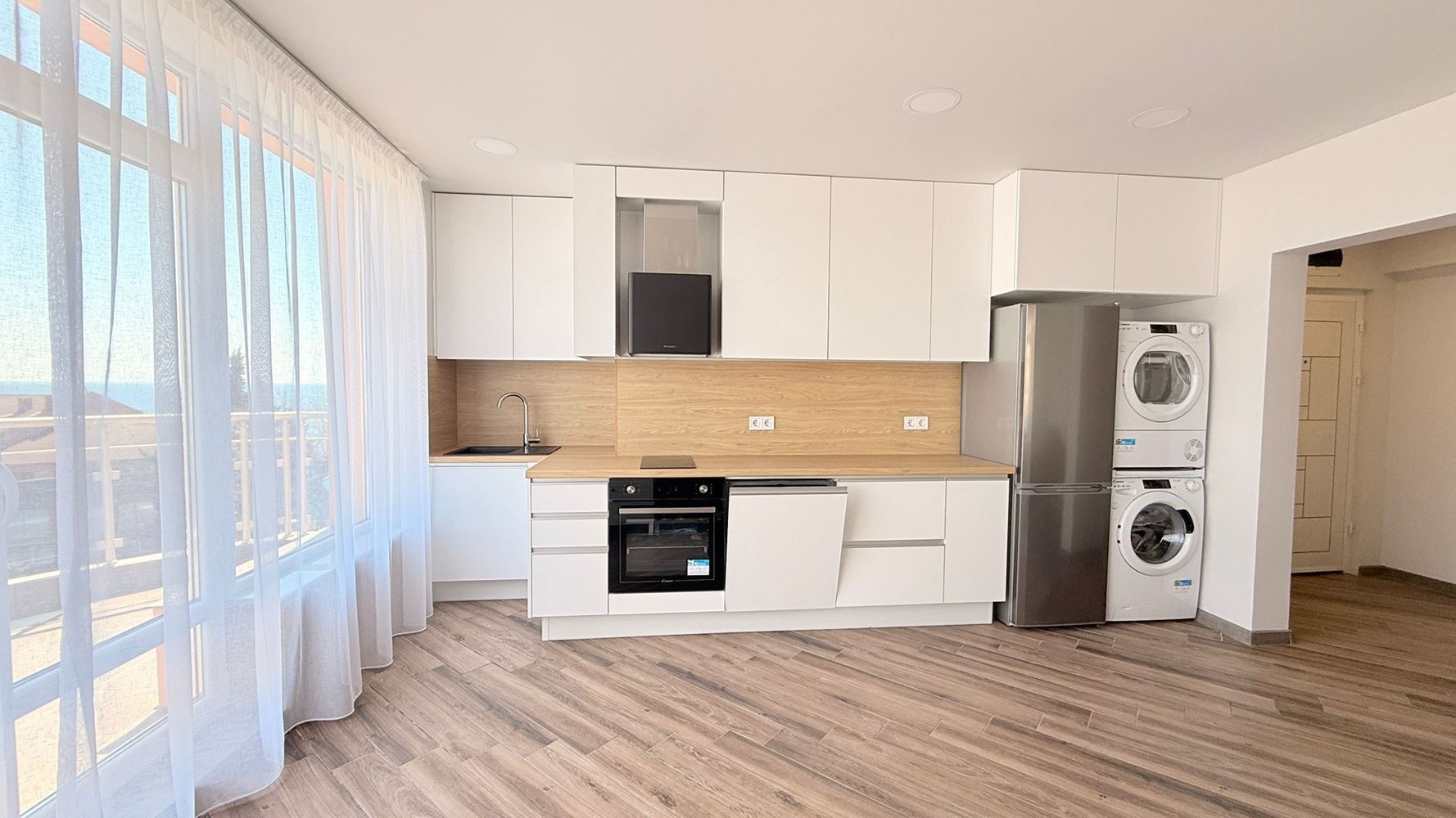 Luksusowy apartament z trzema sypialniami na pierwszej linii w Rawdzie – przestrzeń, prestiż i imponująca morska panorama