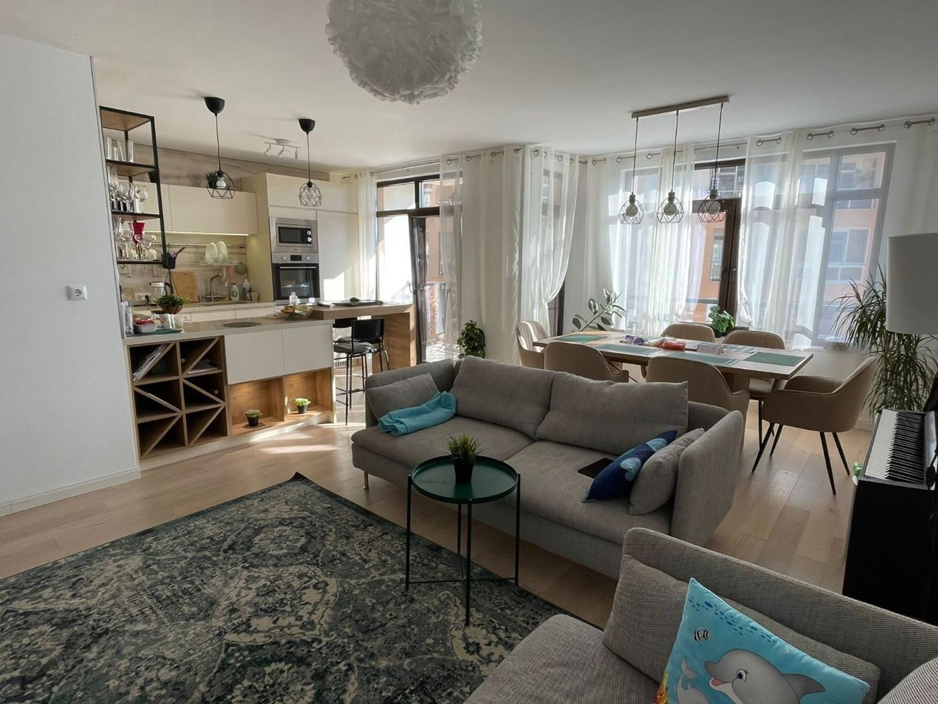 Przestronne pięciopokojowe mieszkanie z panoramą morza w Pomorie – komfort, styl i funkcjonalność dla dużej rodziny