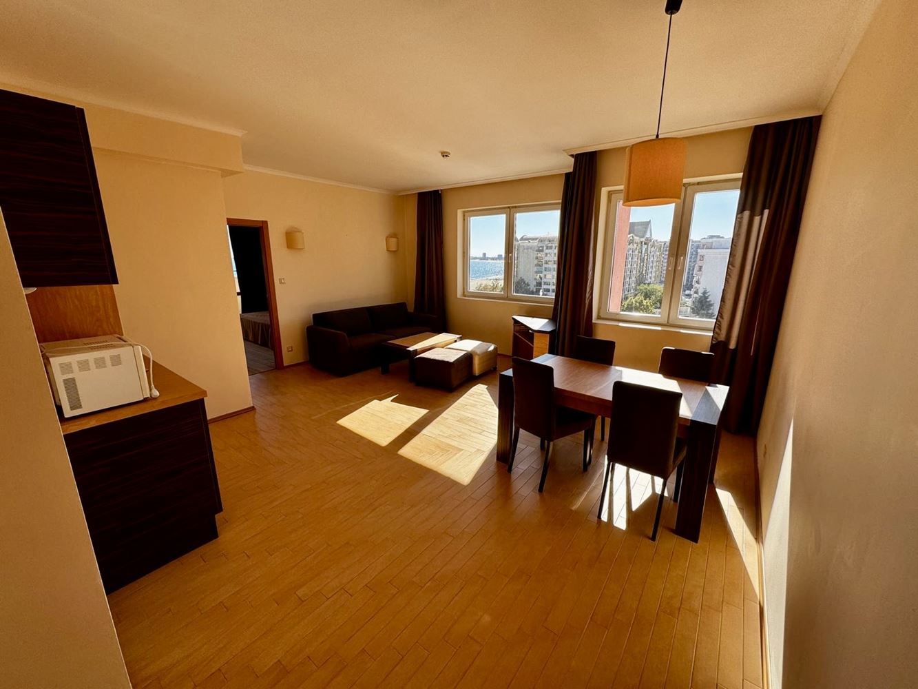 Przestronny apartament z jedną sypialnią, dużym tarasem i panoramicznym widokiem na morze