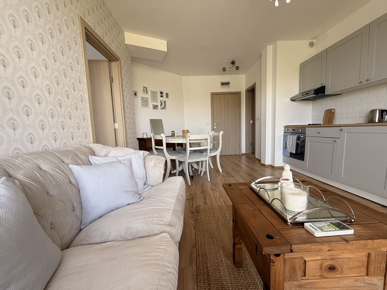 Mieszkanie z dwiema sypialniami i panoramicznym tarasem na obrzeżach Sunny Beach – komfort, spokój i styl