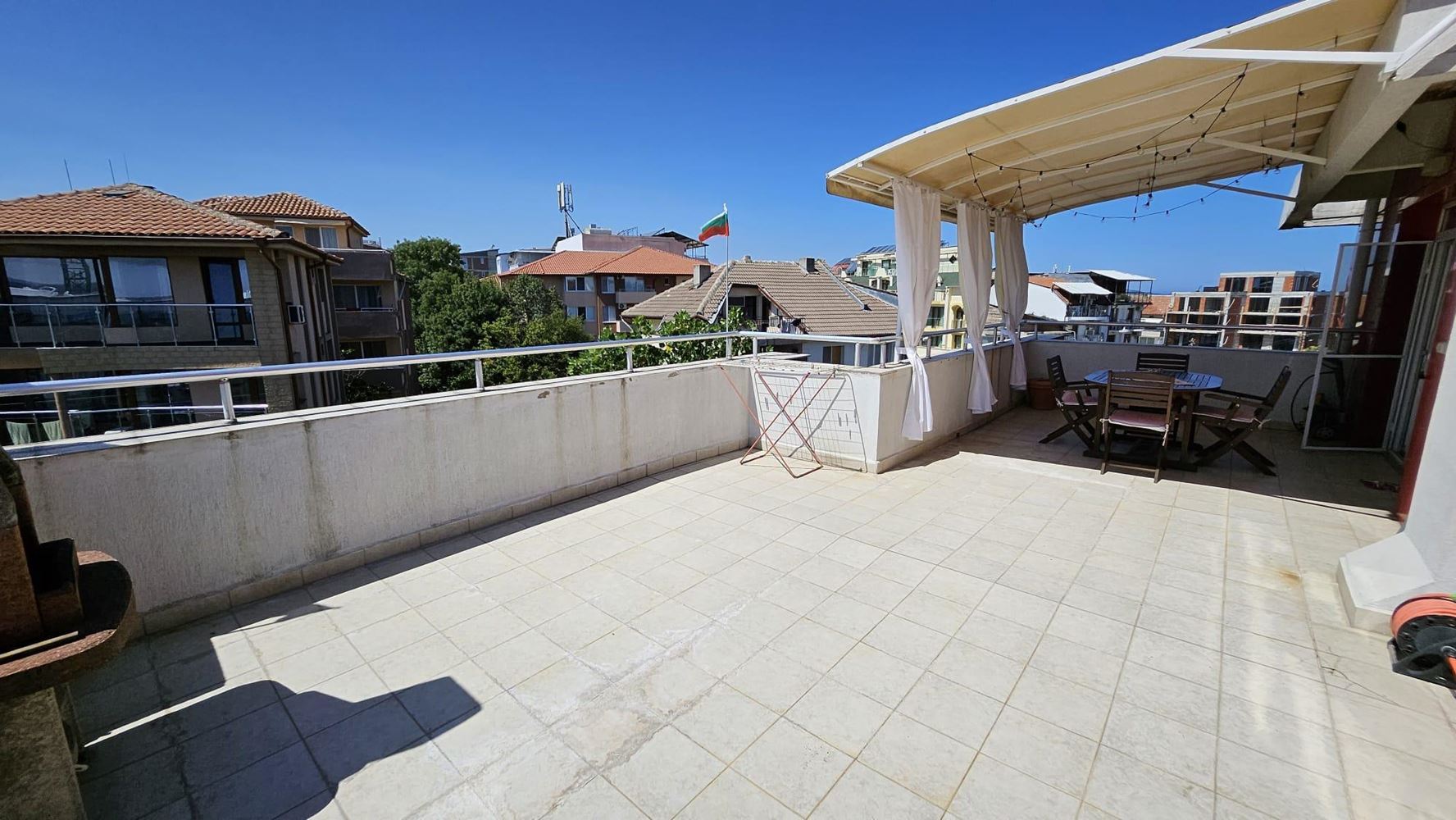 Apartament z dwiema sypialniami w pierwszej linii brzegowej w Kiten z panoramicznym widokiem na morze i imponującymi tarasami