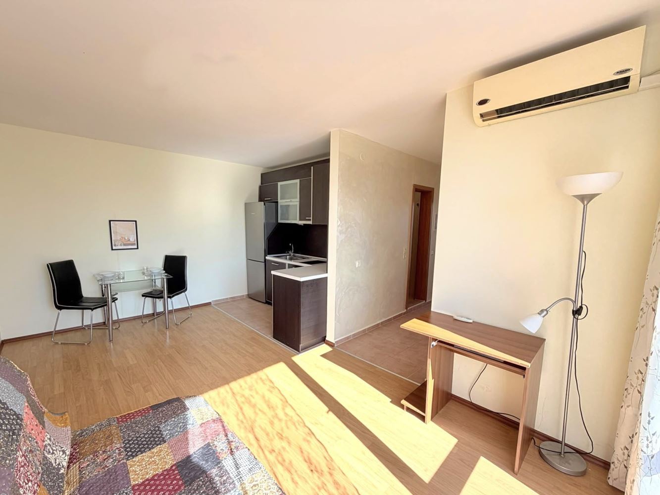 Jasny i ciepły apartament z jedną sypialnią w pobliżu Aquaparku w Słonecznym Brzegu – doskonała inwestycja na wynajem