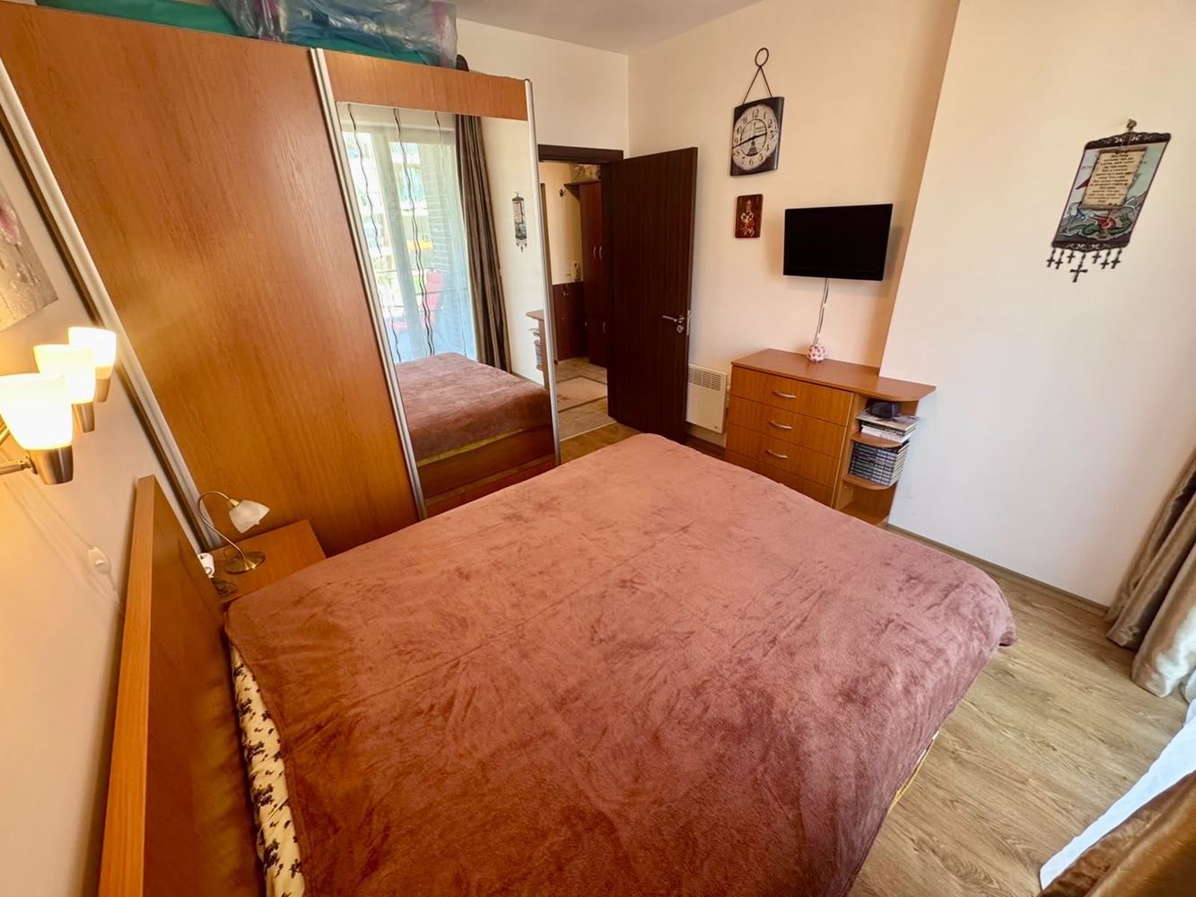 Komfortowy apartament z jedną sypialnią, przestronnym tarasem i widokiem na basen w luksusowym kompleksie w Nesebyrze
