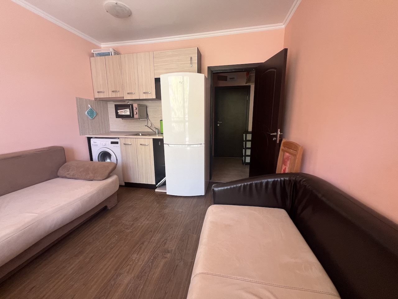 Przytulne studio w sercu Elenite – zaledwie kilka minut od plaży, w zamkniętym kompleksie z basenem i doskonałymi udogodnieniami