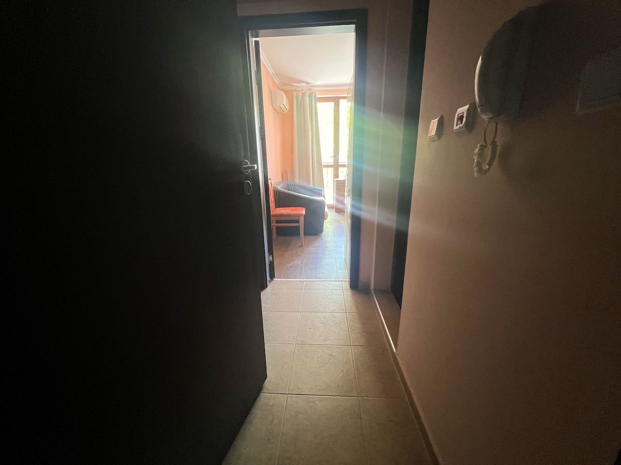 Przytulne studio w sercu Elenite – zaledwie kilka minut od plaży, w zamkniętym kompleksie z basenem i doskonałymi udogodnieniami