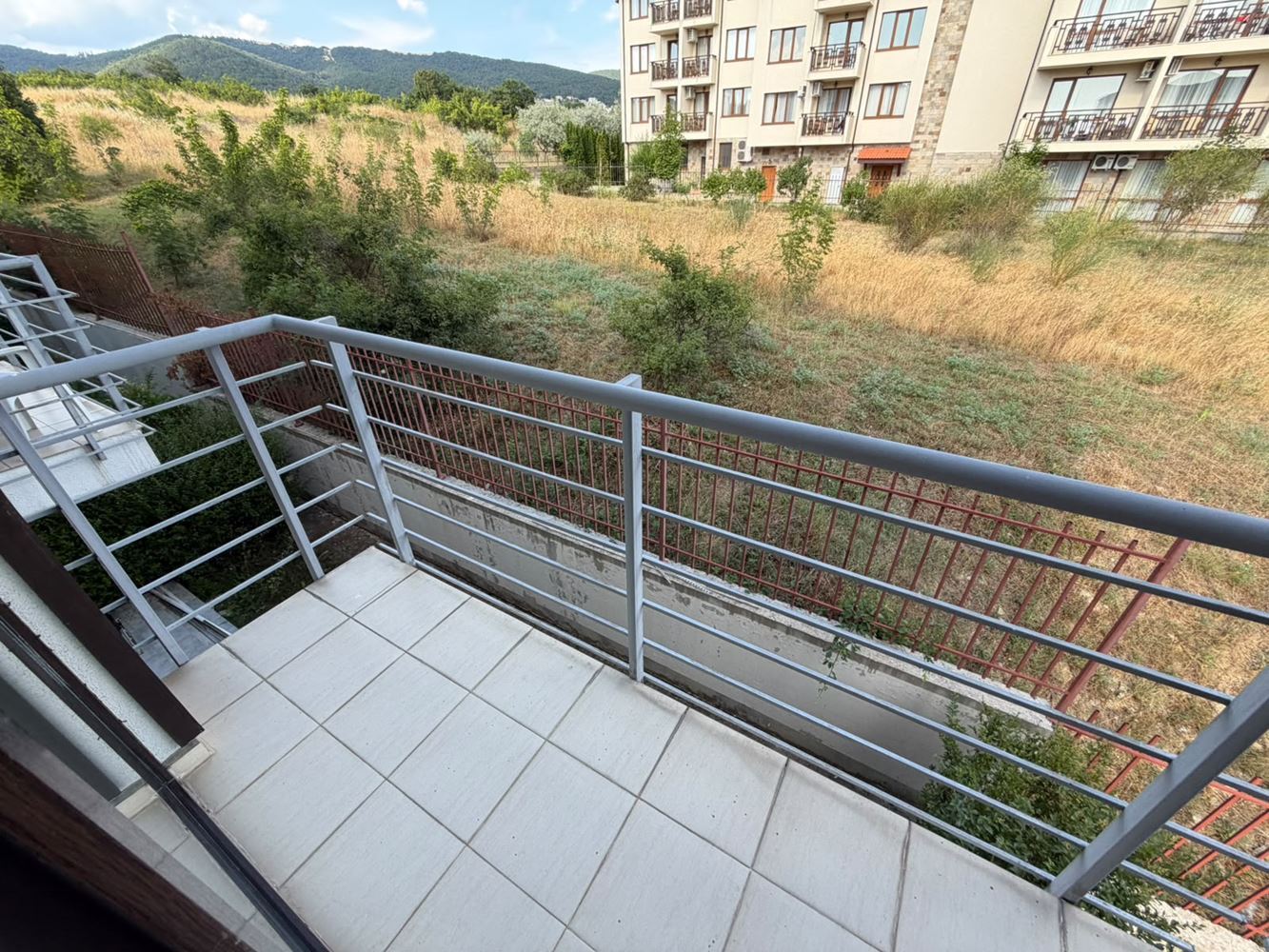 Przestronny apartament z dwiema sypialniami z widokiem na morze i góry w pięknym zamkniętym kompleksie nad morzem