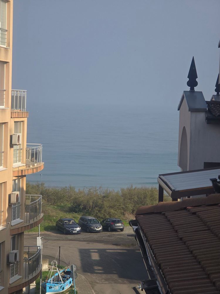 Przestronne mieszkanie trzypokojowe z widokiem na morze w Pomorie – 50 metrów od morza