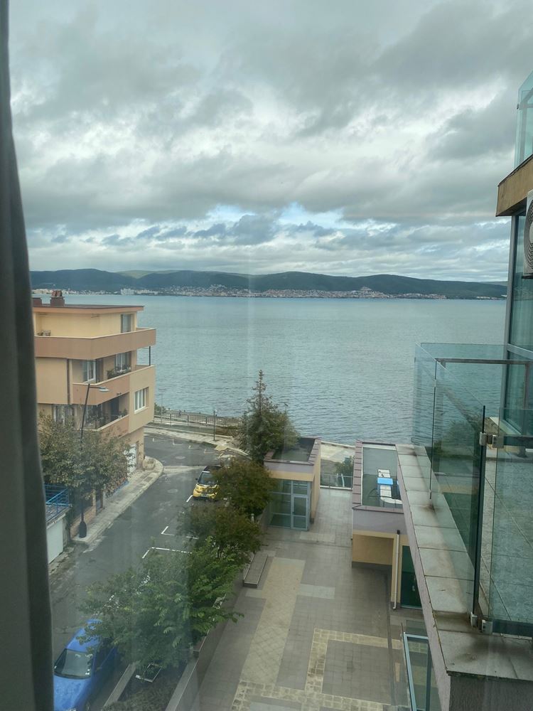 Elegancki i przestronny apartament trzypokojowy na pierwszej linii brzegowej w Nesebyrze – panoramiczny widok na morze i komfort premium