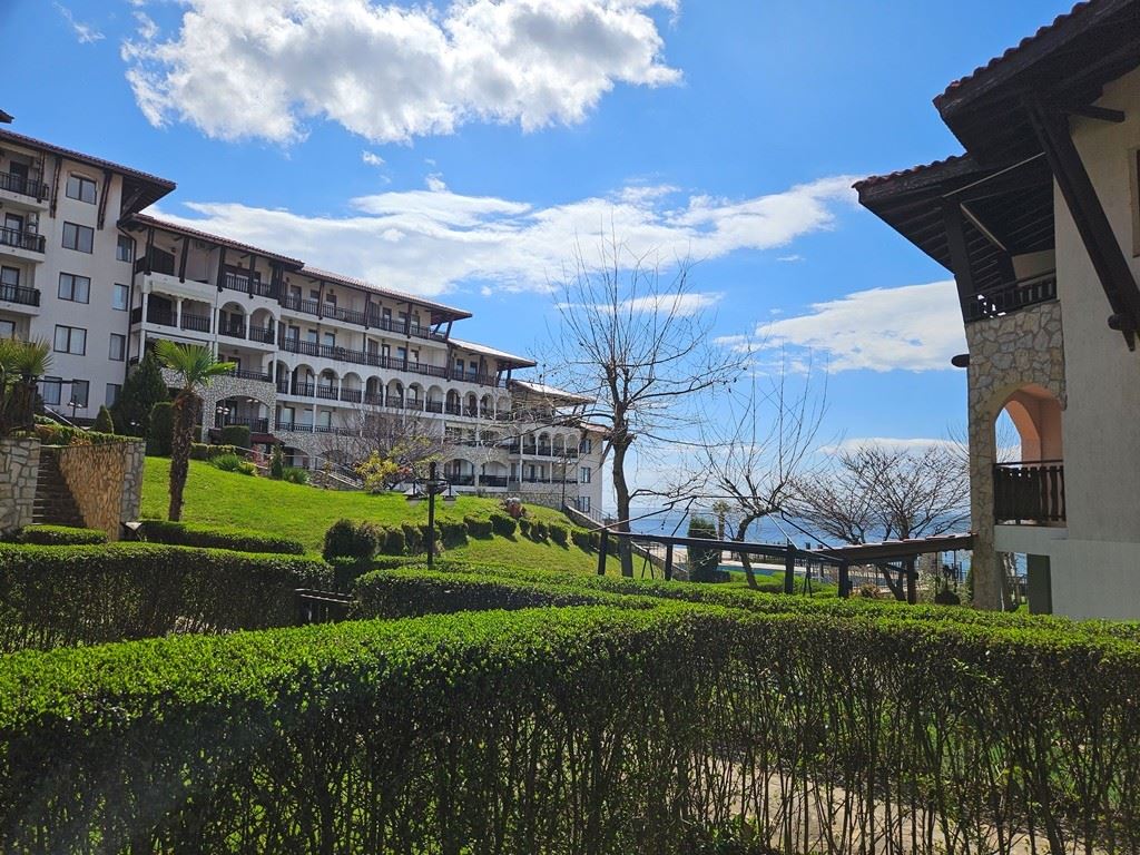 Luksus na pierwszej linii – stylowe mieszkanie z werandą, prywatnym ogrodem i widokiem na morze w Świętym Własie