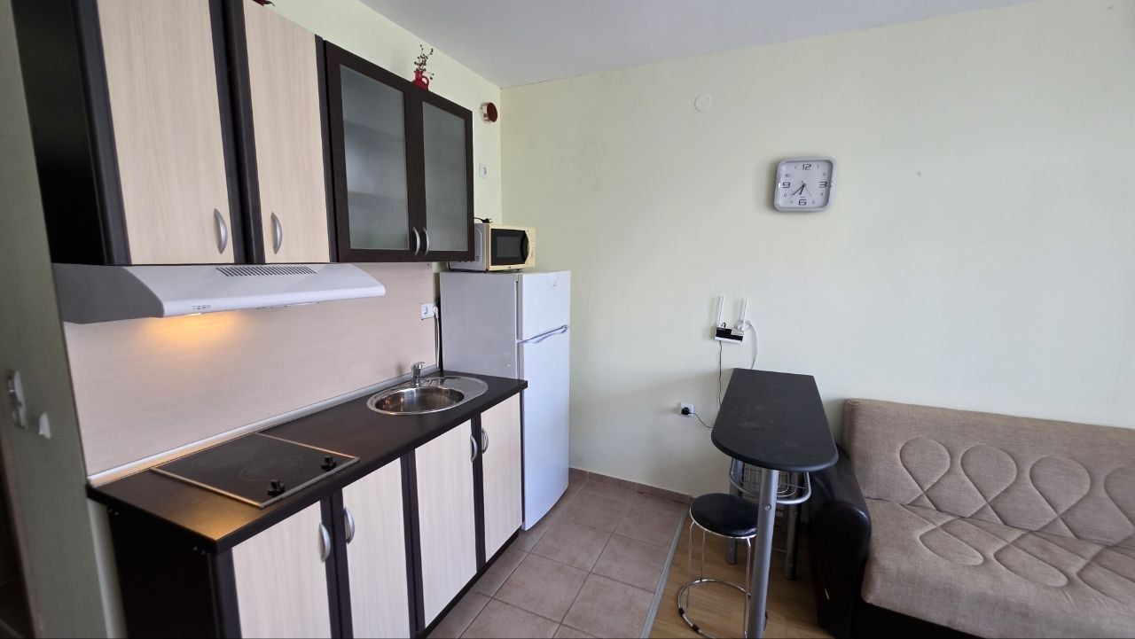 Praktyczne i przytulne studio w Słonecznym Brzegu – komfort i spokój z widokiem na basen