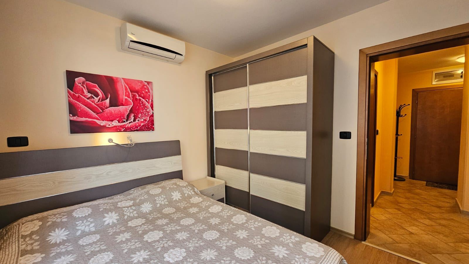 Przytulny i stylowo umeblowany apartament z jedną sypialnią i częściowym widokiem na morze