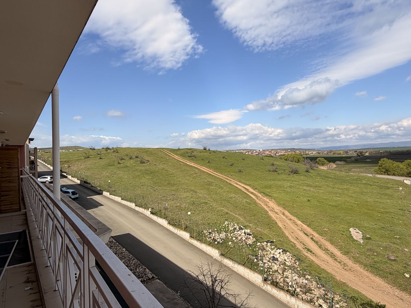 Mieszkanie z dwiema sypialniami i panoramicznym tarasem na obrzeżach Sunny Beach – komfort, spokój i styl