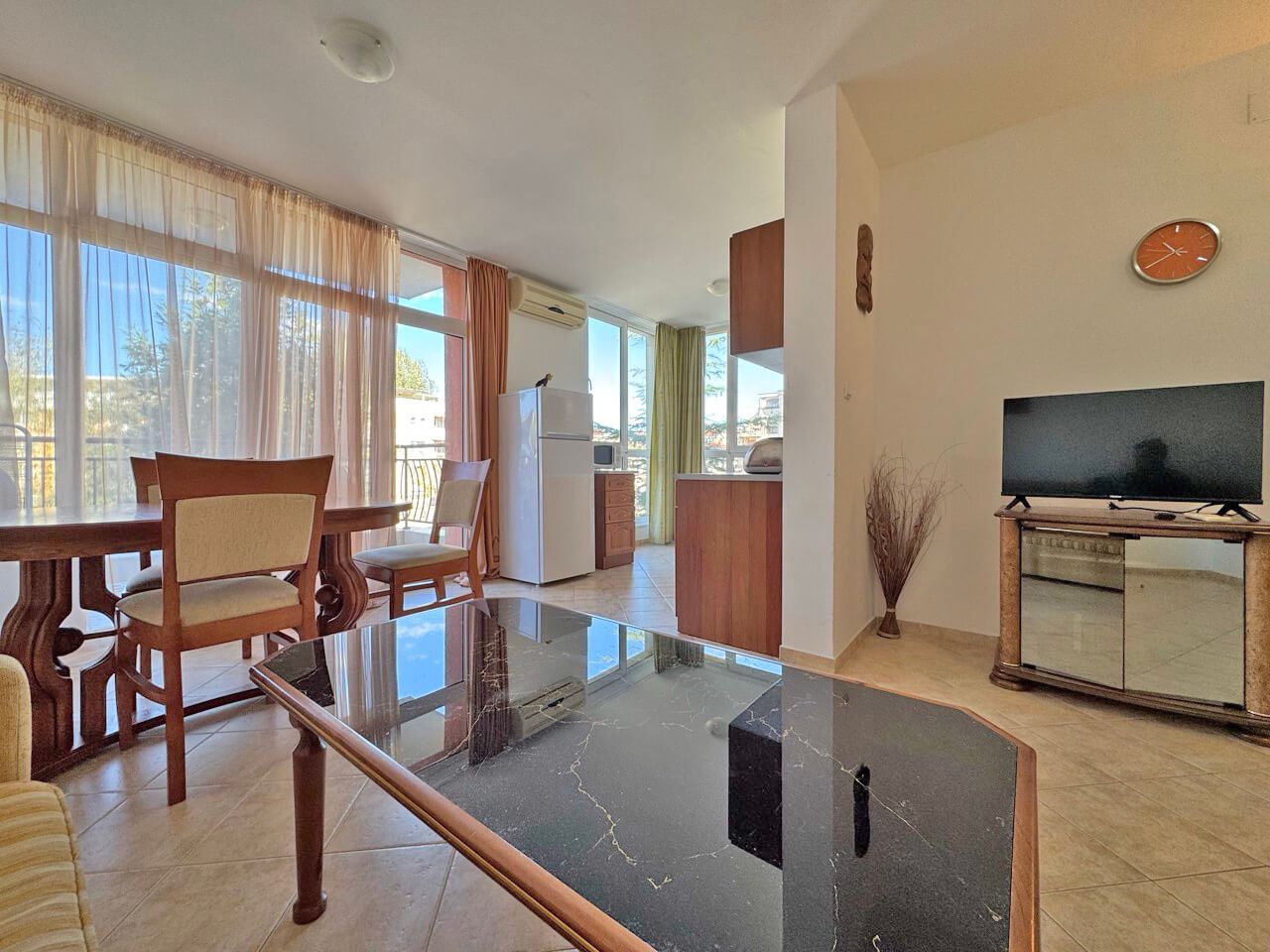Umeblowany apartament z widokiem na basen w spokojnej, zielonej okolicy Słonecznego Brzegu