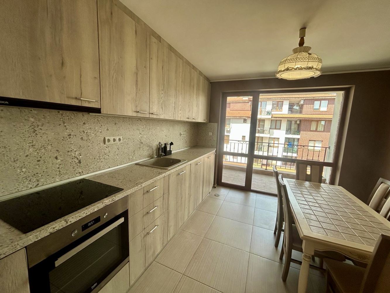 Przestronny apartament z dwiema sypialniami w Nesebyrze – dwa tarasy i możliwość wydzielenia trzeciej sypialni