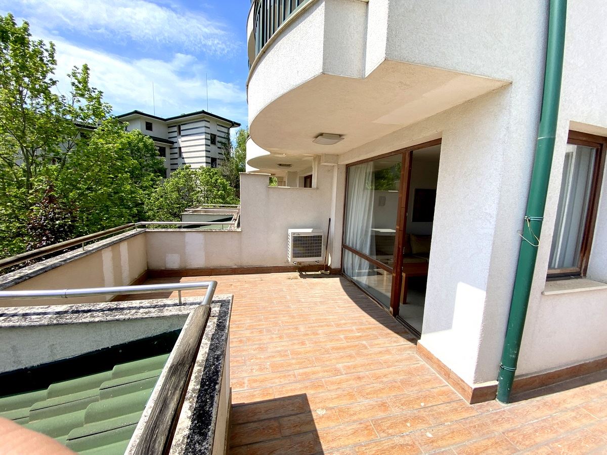 Mieszkanie dwupokojowe (z jedną sypialnią) w pierwszej linii morza w Ravda – luksus, natura i widok na basen