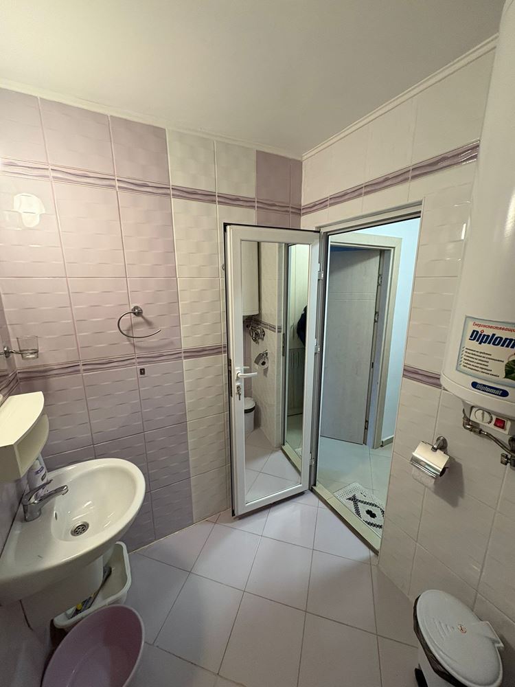  Przestronna, w pełni umeblowana kawalerka w Pomorie – ekspozycja wschodnia i doskonała lokalizacja 400 m od morza