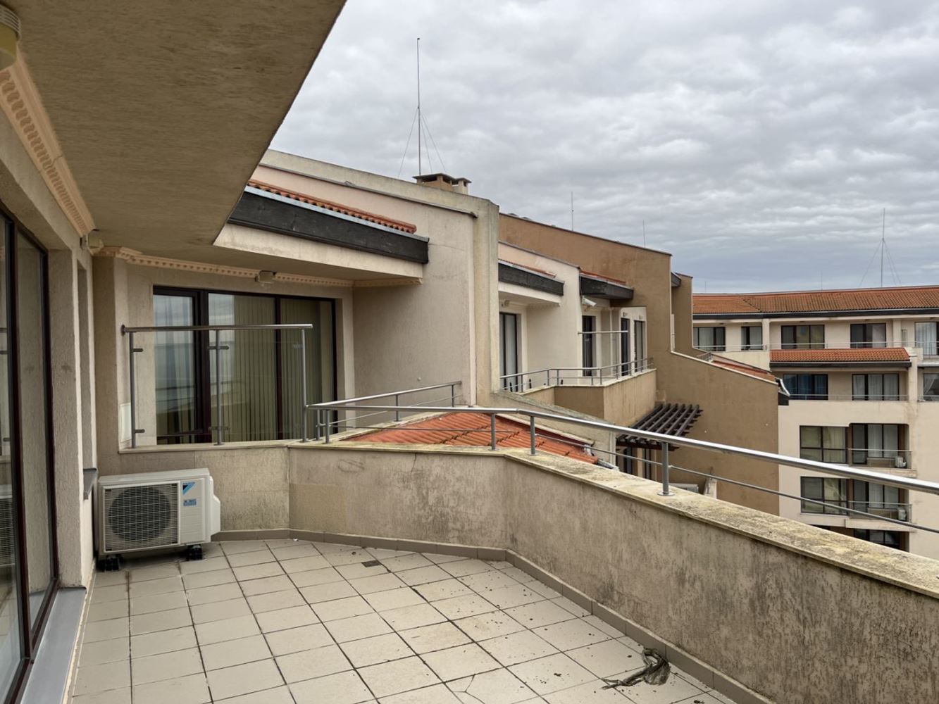 Obzor – umeblowane mieszkanie z jedną sypialnią na pierwszej linii z panoramicznym widokiem na morze